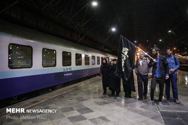 زائرین اربعین کا پہلا گروہ تہران سے ٹرین کے ذریعہ روانہ