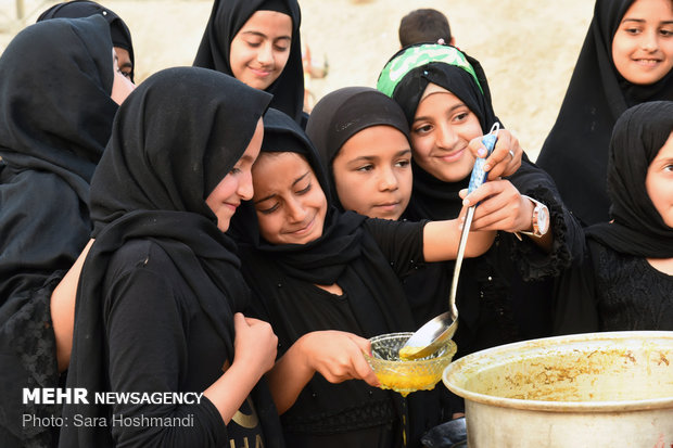 خدمت رسانی زنان و کودکان به زائران اربعین