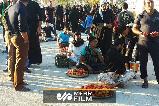 خدمت‌رسانی با اصرار فراوان به زوار اربعین حسینی