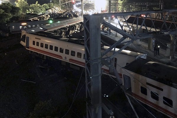 Tayvan'da yolcu treni raydan çıktı: 17 ölü, 132 yaralı