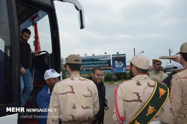 ترحيب حرس الحدود الايراني بالزوار الأجانب المتجهين إلى كربلاء