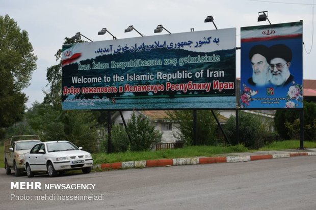 ترحيب حرس الحدود الايراني بالزوار الأجانب المتجهين إلى كربلاء