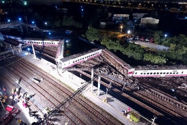 VIDEO: Moment of deadly train derailment in Taiwan  