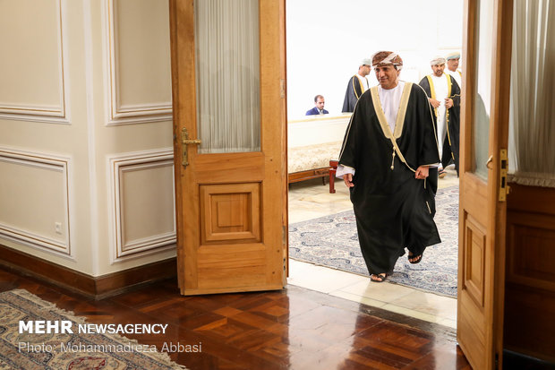 لقاء ظريف مع نائب وزير الخارجية العُماني