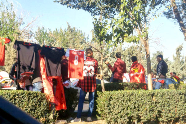بساط دست فروشان پهن شد/ هواداران پرسپولیس در اطراف ورزشگاه - خبرگزاری مهر | اخبار ایران و جهان