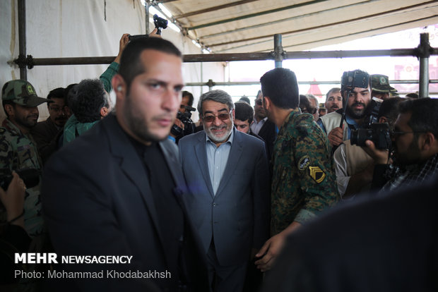 بازدید وزیر کشور و  رئیس جمعیت هلال احمر از پایانه های مرزی مهران و چزابه