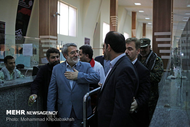 بازدید وزیر کشور و  رئیس جمعیت هلال احمر از پایانه های مرزی مهران و چزابه