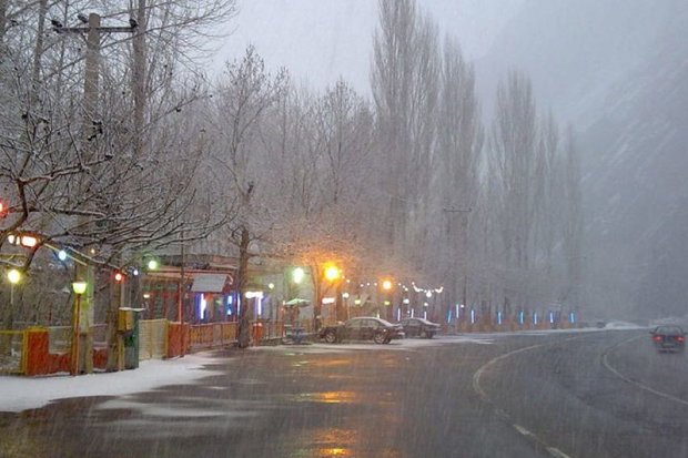 بارش برف و یخ‌زدگی در جاده چالوس/آماده‌باش نیروهای راهداری