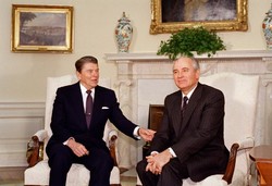 President Ronald Reagan (L) Soviet leader Mikhail Gorbachev