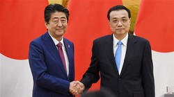 Japanese Prime Minister Shinzo Abe (L) shakes hands with Chinese Premier Li Keqiang after their joint press conference at the Great Hall of the People in Beijing, October 26, 2018.