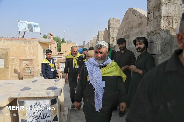 زیارت قبرستان وادی السلام نجف توسط زائران اربعین