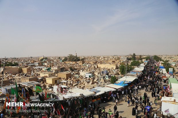 زیارت قبرستان وادی السلام نجف توسط زائران اربعین