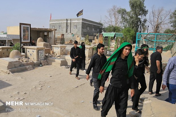 زیارت قبرستان وادی السلام نجف توسط زائران اربعین