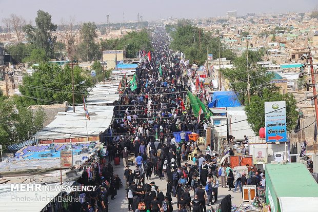 زیارت قبرستان وادی السلام نجف توسط زائران اربعین