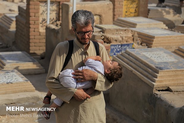 زیارت قبرستان وادی السلام نجف توسط زائران اربعین