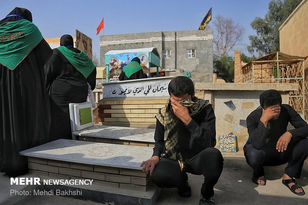 زیارت قبرستان وادی السلام نجف توسط زائران اربعین