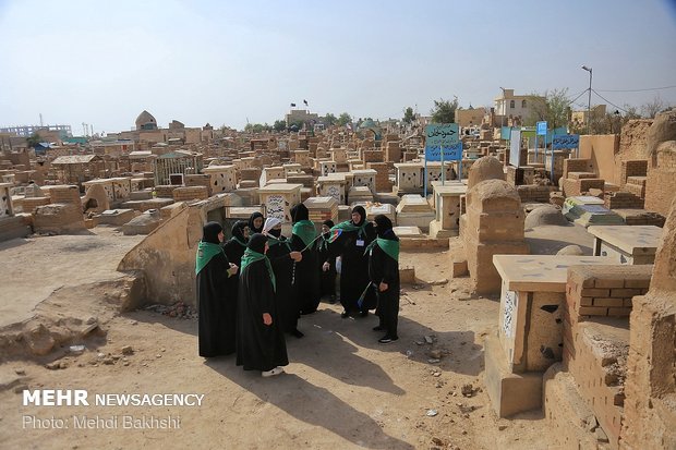 زیارت قبرستان وادی السلام نجف توسط زائران اربعین