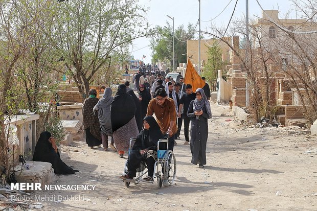 زیارت قبرستان وادی السلام نجف توسط زائران اربعین