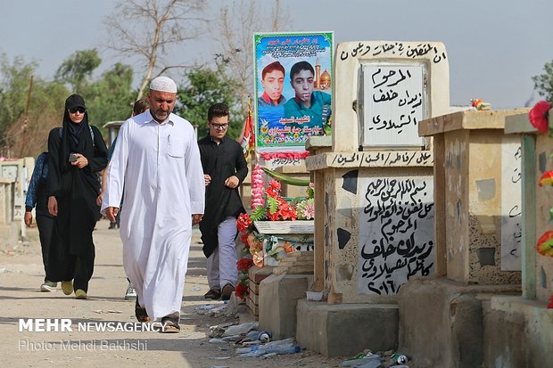 زیارت قبرستان وادی السلام نجف توسط زائران اربعین