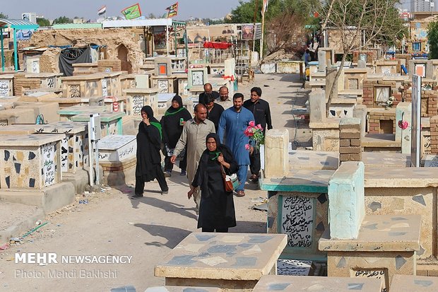 زیارت قبرستان وادی السلام نجف توسط زائران اربعین