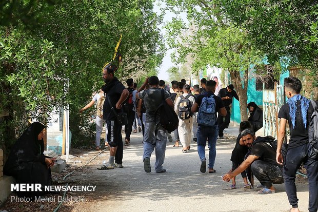 زیارت قبرستان وادی السلام نجف توسط زائران اربعین