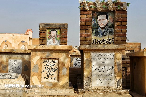 زیارت قبرستان وادی السلام نجف توسط زائران اربعین