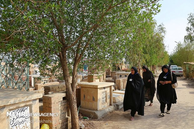 زیارت قبرستان وادی السلام نجف توسط زائران اربعین