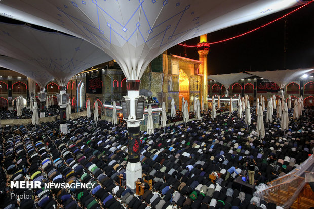 اقامه نماز مغرب در حرم امیر المومنین (ع)