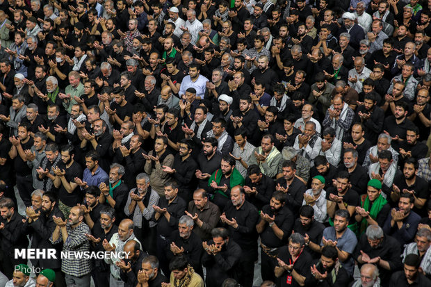 اقامه نماز مغرب در حرم امیر المومنین (ع)