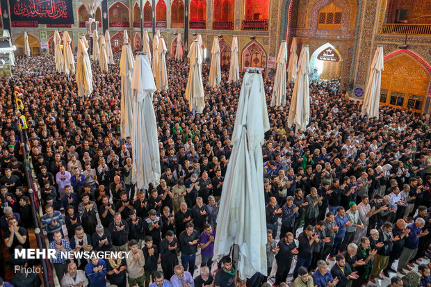 اقامه نماز مغرب در حرم امیر المومنین (ع)