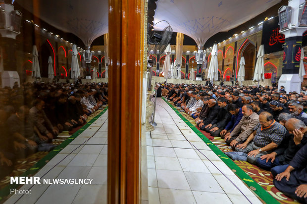 اقامه نماز مغرب در حرم امیر المومنین (ع)