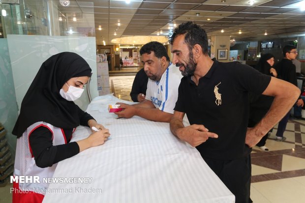 خدمات رسانی به زائران اربعین در مراکز درمانی هلال احمر در شهر کربلا