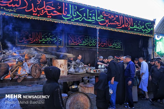 پذیرایی کربلایی ها از زائران اربعین حسینی‎