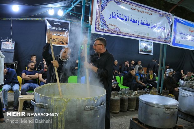 پذیرایی کربلایی ها از زائران اربعین حسینی‎