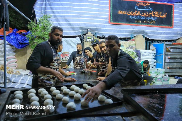 پذیرایی کربلایی ها از زائران اربعین حسینی‎