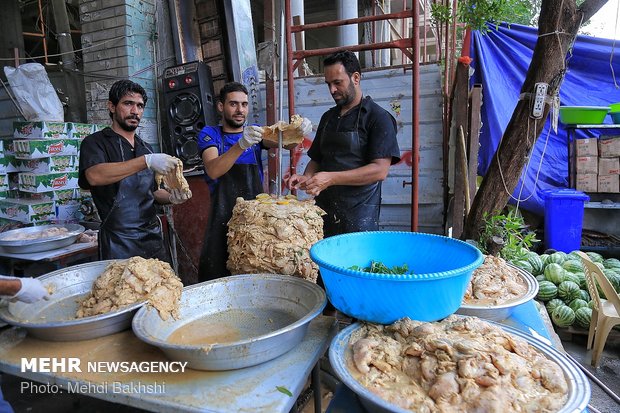 پذیرایی کربلایی ها از زائران اربعین حسینی‎