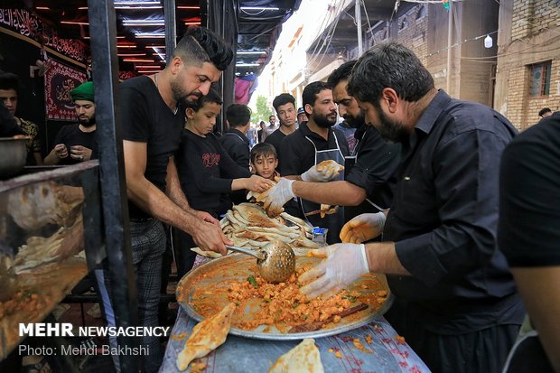 پذیرایی کربلایی ها از زائران اربعین حسینی‎