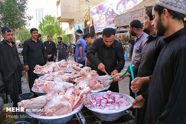 پذیرایی کربلایی ها از زائران اربعین حسینی‎