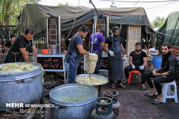 پذیرایی کربلایی ها از زائران اربعین حسینی‎