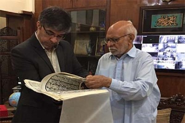 نسخه خطی قرآن کریم به آستان قدس رضوی اهدا شد
