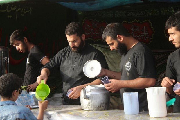 موکب شاهرود روزانه ۲۴ هزار پرس غذا بین زائران اربعین توزیع می کند
