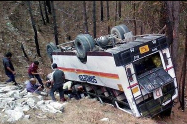 پاکستان میں مسافر بس پر پہاڑی تودہ گرنے سے 11 افراد جاں بحق