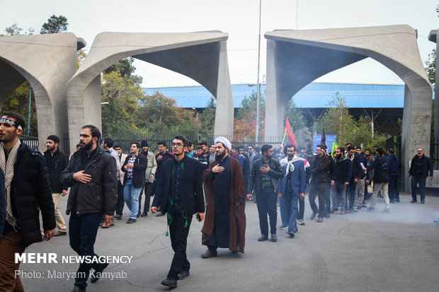 طلاب الجامعات الايرانية يحيون المسيرة الأربعينية بتوقيت كربلاء 