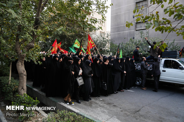 طلاب الجامعات الايرانية يحيون المسيرة الأربعينية بتوقيت كربلاء 