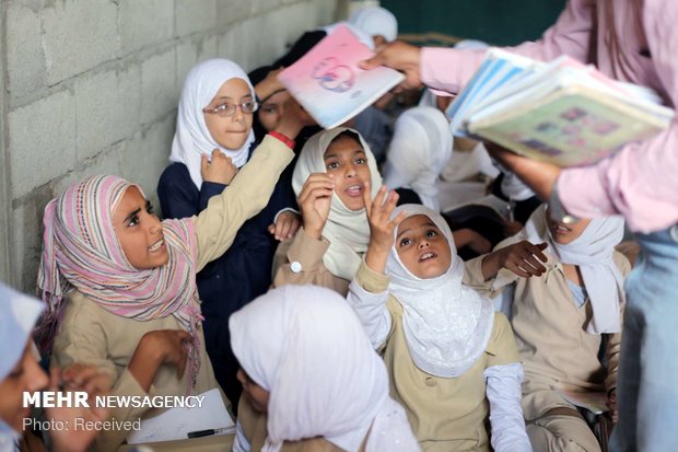مدرس يمني يحول داره الى مدرسة لـ700 طفل