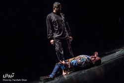 Mehran Ranjbar (L) and Farzin Mohaddes in a scene from “Steve Jobs” at Tehran’s Neauphle-le-Château Theater on October 18, 2018. (Tiwall/Parichehr Zhian) 