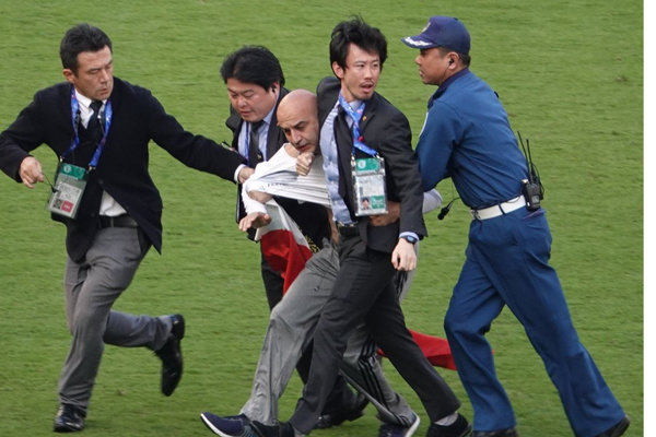 توقف بازی پرسپولیس و کاشیما به خاطر حرکت یک تماشاگر فوتبال!