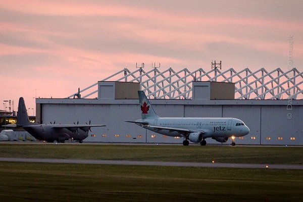 دو هواپیما بر فراز کانادا به هم برخورد کردند