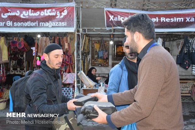 توزیع بسته های فرهنگی به زائران خارجی اربعین در مرز آستارا