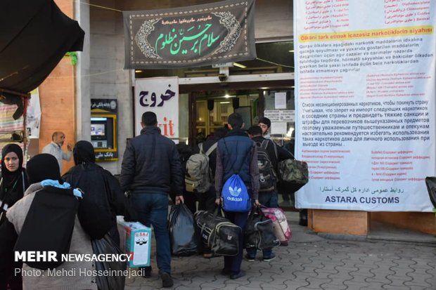 توزیع بسته های فرهنگی به زائران خارجی اربعین در مرز آستارا